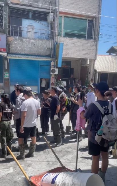 志工忙著救災清淤，聽到潰堤警報全部嚇傻。（圖／翻攝自Threads@_____bela.d_____）