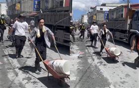 反共網紅八炯到光復鄉救災，聽到潰堤警報推著獨輪車緊急撤離。（圖／翻攝自Threads@_____bela.d_____）