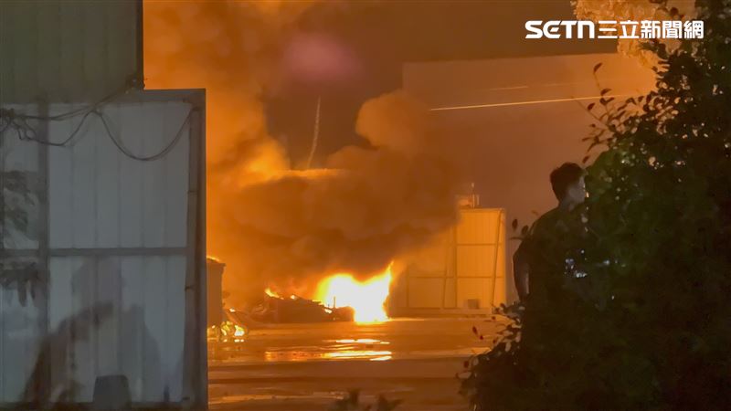消防共計出動31車62人、機器人2台及無人機1台投入灌救中。詳細起火原因還有待釐清。（圖／翻攝畫面）