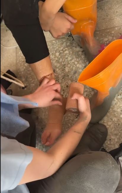 護理師幫受傷志工固定扭傷的腳踝。（圖／翻攝自Threads@ann.yannlee）