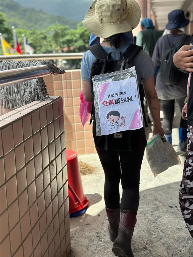 一名護理師到光復鄉幫忙，聽到誤傳警報臨危不亂，仍深入災區幫受傷志工治療。（圖／翻攝自Threads@ann.yannlee）