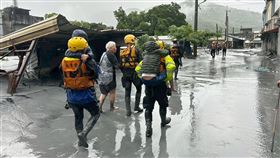 花蓮馬太鞍溪上游堰塞湖溢流傾瀉，大量泥水湧入花蓮縣光復鄉市區，災情嚴重，全台各地消防員第一時間整裝出發救援，至少已救出686名受困民眾，消防員們今天仍持續在災區執行搜索及失蹤人員排查等任務。