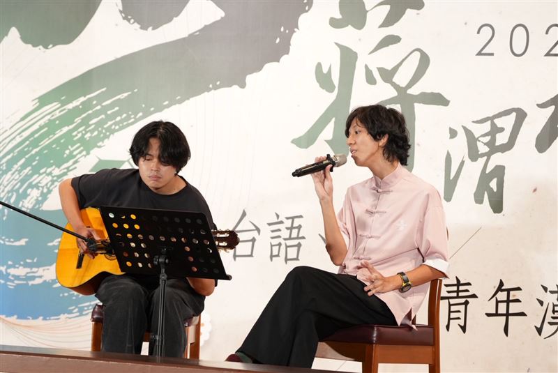 政治大學 張凱鈞以及侯柏謙兩位同學以爵士曲風演出《水調歌頭》。（圖／信民協會提供）