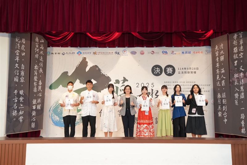 台灣中油林珂如發言人頒獎給大專組佳作同學。（圖／信民協會提供）