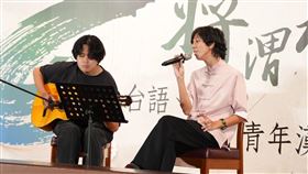 文化部林宏義主任秘書頒獎給大專組第一名國立臺灣戲曲學院歌仔戲學系吳冠廷同學。（圖／信民協會提供）