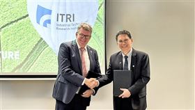 工研院宣布與德國于利希研究中心展開跨國合作，攜手推動氫能關鍵技術發展，為臺灣邁向永續未來注入新動能。圖中左起為德國于利希研究中心科學總監Rudiger-A. Eiche、工研院綠能所副所長鄭名山。（圖／工研院提供） 