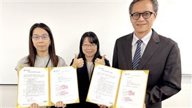 工研院與國際檢測認證機構德國萊因TÜV合作，聯合舉辦「5G通訊技術於高風險區域之應用」防爆技術研討會，並同步簽署策略合作，深化雙方在危險場域的智慧化應用的發展與推動。左起為德國萊因TÜV工業服務與資訊安全經理廖君曼、工研院材化所資深工程師鄭憶湘、工研院材化所經理李昭仁。（圖／工研院提供） 