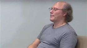 美國紐約一名53歲男子克勞斯（Lorenz Kraus）上節目認了8年前親手殺害父母，並把屍體埋在自家後院；節目一結束，他隨即被警方逮捕。（圖／翻攝自YouTube／CBS6 Albany）