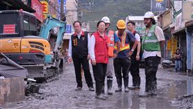 花蓮縣長徐榛蔚28日陪同行政院長卓榮泰勘災。（圖／翻攝自徐榛蔚臉書）