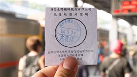 台鐵為了加速疏運人潮「簡化進站流程」，讓前來救災的民眾返程時可以「先上車後補票」。（圖／翻攝自台鐵臉書）