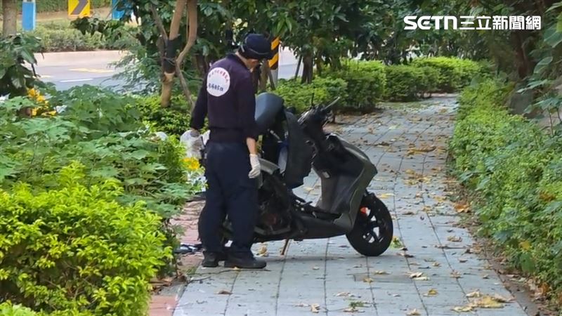 新北市淡水區淡金路二段今天（29日）清晨，發生機車疑似自撞事故，一對男女重傷倒地送醫。（圖／翻攝畫面）