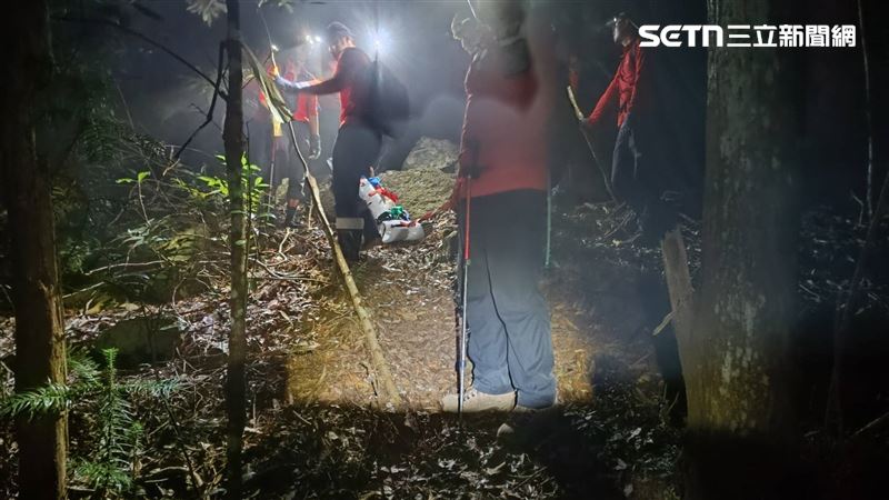 搜救隊員晚上7時15分將遺體固定完成，開始下撤。（圖／翻攝畫面）