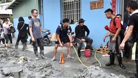 光復鄉街道滿是淤泥，有大批志工自帶鏟子前往當地投入救援。（圖／翻攝自卓榮泰臉書）