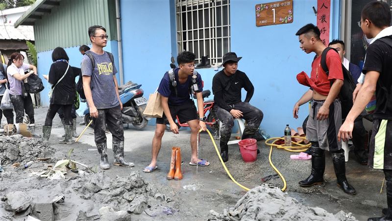 光復鄉街道滿是淤泥，有大批志工自帶鏟子前往當地投入救援。（圖／翻攝自卓榮泰臉書）