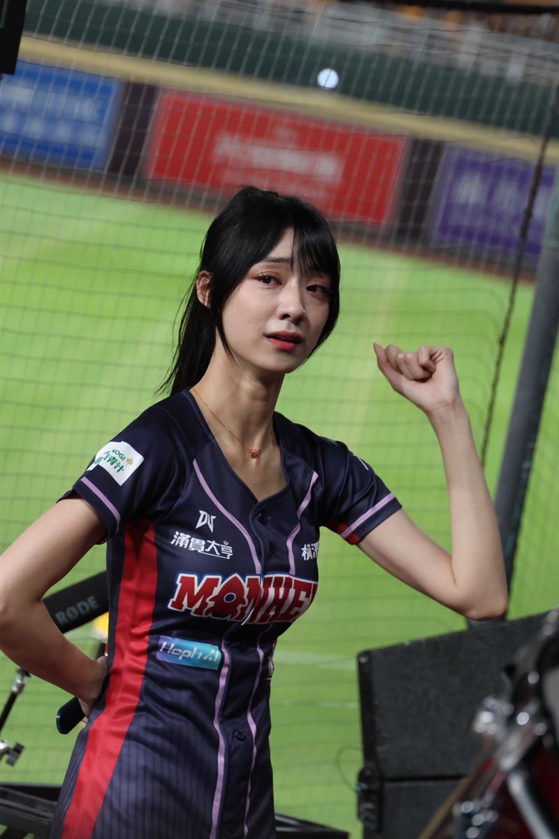 最後一舞！樂天女孩嘎琳情緒潰堤　淚灑球場和粉絲告別