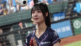 最後一舞！樂天女孩嘎琳情緒潰堤　淚灑球場和粉絲告別