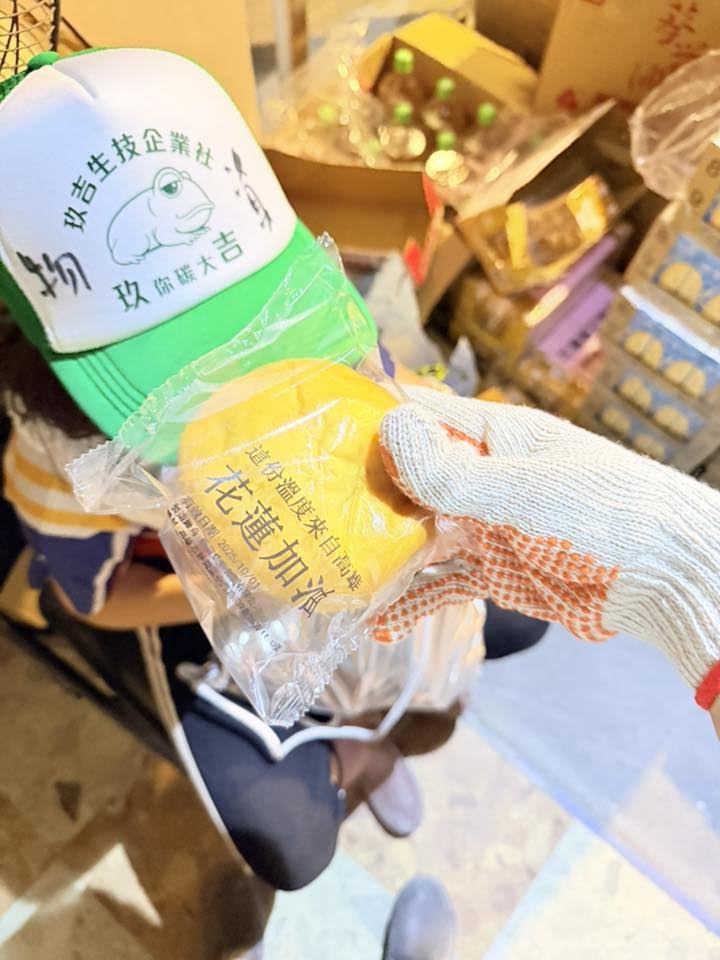 李怡貞日前購買物資寄往災區後，昨再帶女兒去光復糖廠幫忙整理物資與發送。（圖／翻攝自李怡貞臉書）