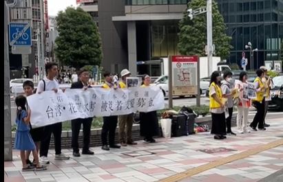 日本名古屋車站門口，竟出現一群日本人拿著大布條與災害照片，發起「為台灣募款」的活動，高喊要為台灣捐款。（圖／Threads＠kaigo_foo_d授權提供，未經同意請勿轉載）