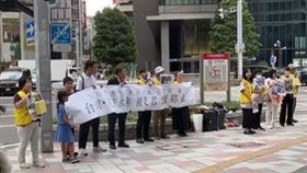 日本名古屋車站門口，竟出現一群日本人拿著大布條與災害照片，發起「為台灣募款」的活動，高喊要為台灣捐款。（圖／Threads＠kaigo_foo_d授權提供，未經同意請勿轉載） 