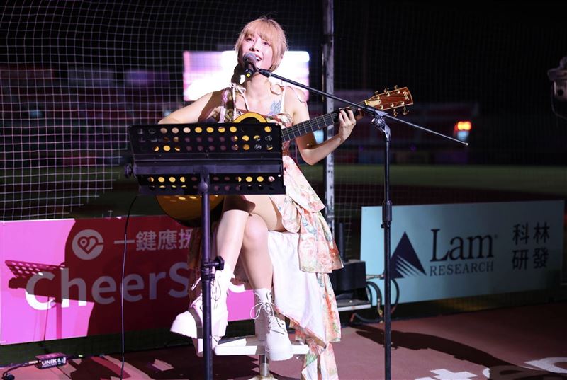禹菡甜美自彈自唱（圖／樂天桃猿提供）