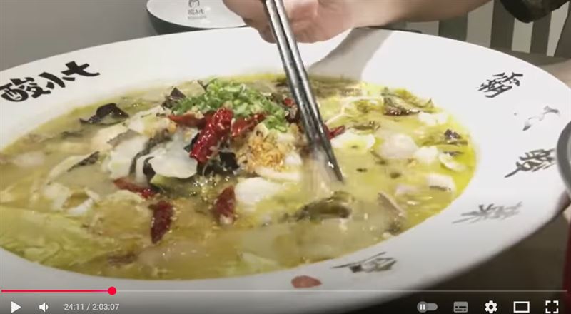 27日，孫生突開直播，他在蹦闆餐廳內不斷指責餐點有問題，再抱怨酸菜魚「有酸臭味」。（圖／翻攝孫生又來了 YT）