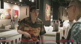 餐廳老闆蹦闆（右）親自出面，直言「覺得不好吃就離開，不必刁難員工」（左為孫生）。（圖／翻攝孫生又來了 YT）