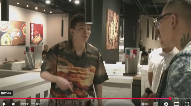 餐廳老闆蹦闆（右）親自出面，直言「覺得不好吃就離開，不必刁難員工」。圖左為孫生。（圖／翻攝孫生又來了 YT）
