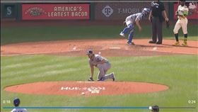 柯蕭（Clayton Kershaw）被捕手傳球丟到。（圖／翻攝自MLB官網）