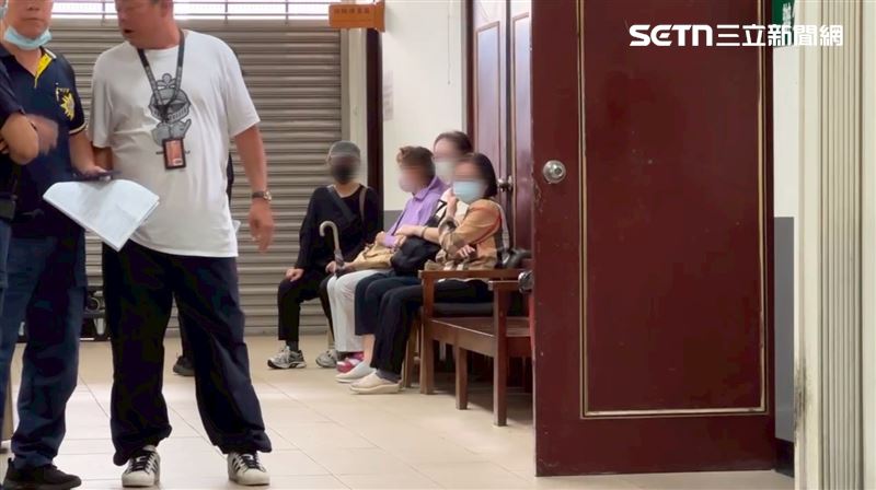 高雄市旗山一輛轎車內2人身中數刀，一死一傷，下午檢方進行相驗。（圖／翻攝畫面）