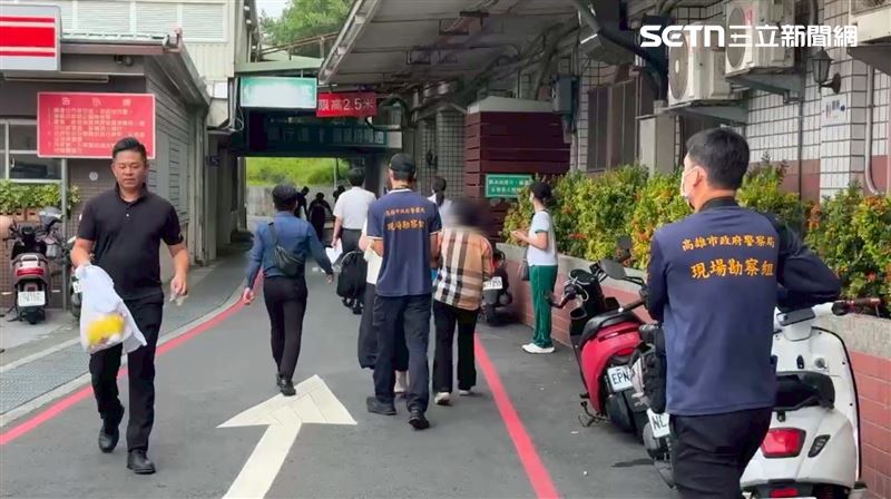 死者鄭女母親、鄭男前妻悲痛前往殯儀館認屍，不發一語。（圖／翻攝畫面）