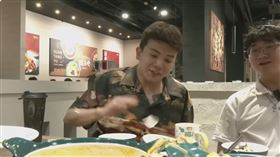 孫生（左）在蹦闆餐廳亂丟冰塊。（圖／翻攝孫生又來了 YT）