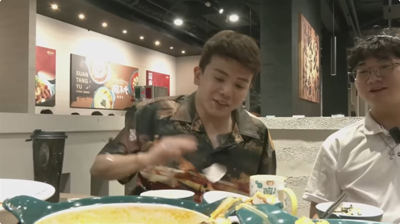 捏爆奶捲還亂丟冰塊！孫生大鬧蹦闆餐廳