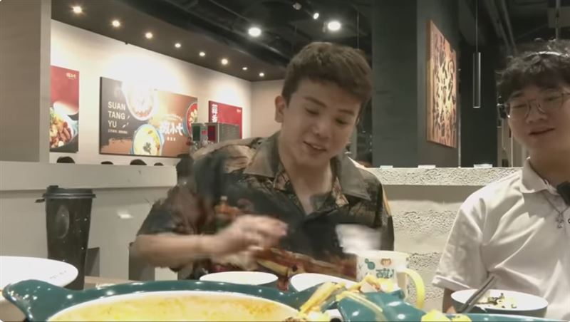 孫生（左）在蹦闆餐廳亂丟冰塊。（圖／翻攝孫生又來了 YT）