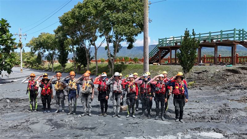 新北消防特搜支援任務結束後向這片受難土地致上最深的敬意。(圖/新北消防提供)