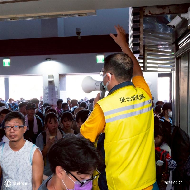 數以萬計的志工,連續湧進光復,全身淤泥的「鏟子超人」,成為台灣最美的風景之一。(圖/翻攝自台鐵臉書)