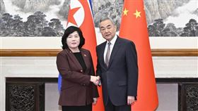 北韓外長崔善姬（Choe Son-hui）與中國外長王毅於28日在北京進行會談。（圖／翻攝自X平台 @XHNews）