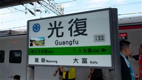 數以萬計的志工，連續湧進光復，全身淤泥的「鏟子超人」，成為台灣最美的風景之一。（圖／翻攝自台鐵臉書）