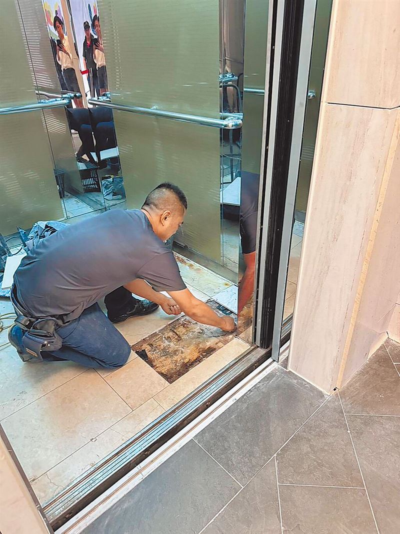 「G區電梯」地板使用負荷大，局部地磚出現破損。（圖／翻攝畫面）