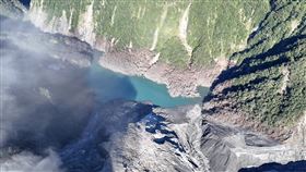 馬太鞍溪堰塞湖現況　蓄水量剩700萬噸花蓮縣馬太鞍溪堰塞湖26日由空勤總隊直升機空勘，空勘初判壩頂高度已降至86公尺、估算水位1025公尺、面積15.5公尺，蓄水量約700萬噸，(為)原水量7.7%。（林保署花蓮分署提供）中央社記者張祈傳真　114年9月27日