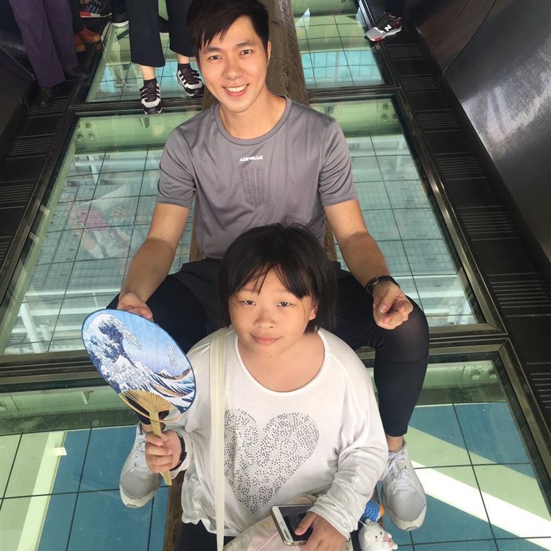 古程丰（後）與受害者外甥女（前）感情很好。 (圖／小超人綜合體能俱樂部提供)