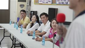 郝龍斌今（29）天在高雄果貿社區跟黨員座談，他強調，黨主席選舉不是演講比賽，不是比誰會說，要比誰會做，他就是說到做到的人。（圖／翻攝自郝龍斌臉書）