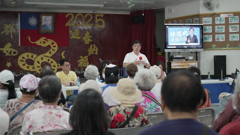 郝龍斌今（29）天在高雄果貿社區跟黨員座談，他強調，黨主席選舉不是演講比賽，不是比誰會說，要比誰會做，他就是說到做到的人。（圖／翻攝自郝龍斌臉書）