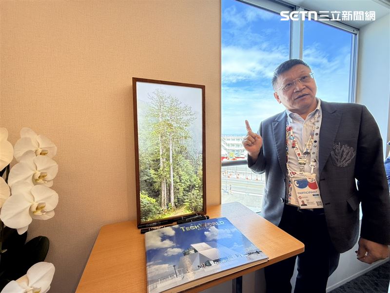 畫框內的大樹其屬名Taiwania，是全球唯一以「台灣」命名為屬名的植物，主要分佈在棲蘭山區，作為東亞最高樹種之一，被魯凱族稱為「撞到月亮的樹」，本次展覽也大量運用Taiwania。（圖／記者李育道攝影）