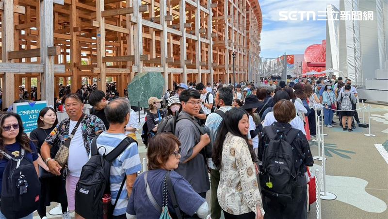 記者約莫11時許逛完台灣館，外頭排隊民眾越來越多。（圖／記者李育道攝影）