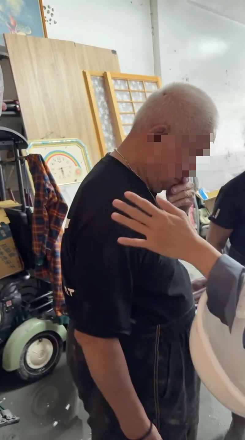 阿公不捨房子全毀而落淚。（圖／翻攝自Threads）