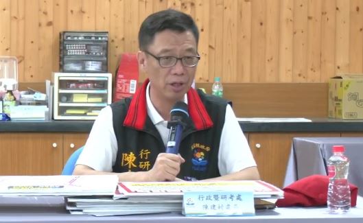 花蓮縣政府行研處長陳建村。（圖／翻攝自花蓮縣政府直播）