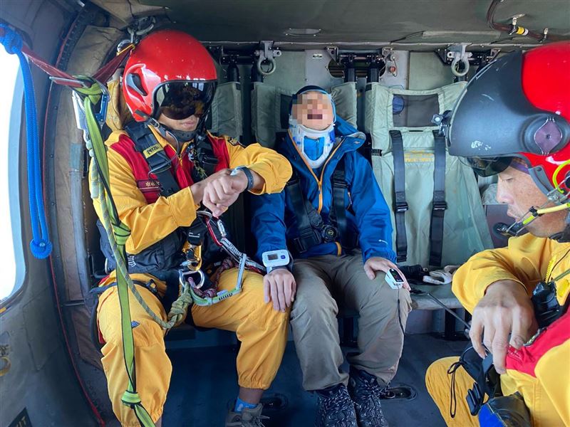 35歲吳姓登山客，摔落拾丸山溪溝，頭部著地導致門牙斷裂、下顎骨折，今(29)早由黑鷹吊掛救援送醫。(圖／空勤第二大隊第三隊提供)