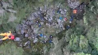 新／男攀拾丸山摔溪溝重傷　黑鷹吊掛救援