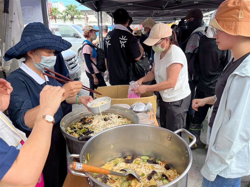 慈濟在火車站前架設行動廚房，提供炒麵、湯麵、鹹粥、熱湯、麵線羹&hellip;等各式熱食，甚至還有綠豆湯、冰棒。（圖／慈濟基金會提供）