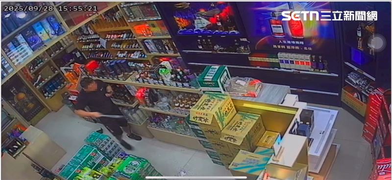 男子持棍棒砸店畫面，被監視器全程拍下。（圖／翻攝畫面）